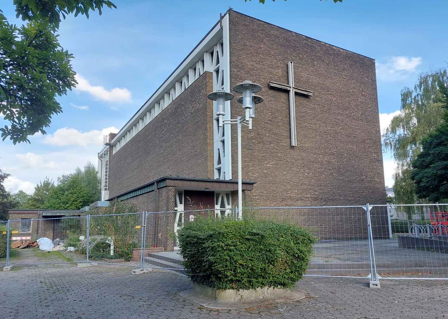Die altehrwürdige Kirche St. Johannes wird in Kürze abgerissen. Die Vorbereitungen laufen. Foto: Wagner