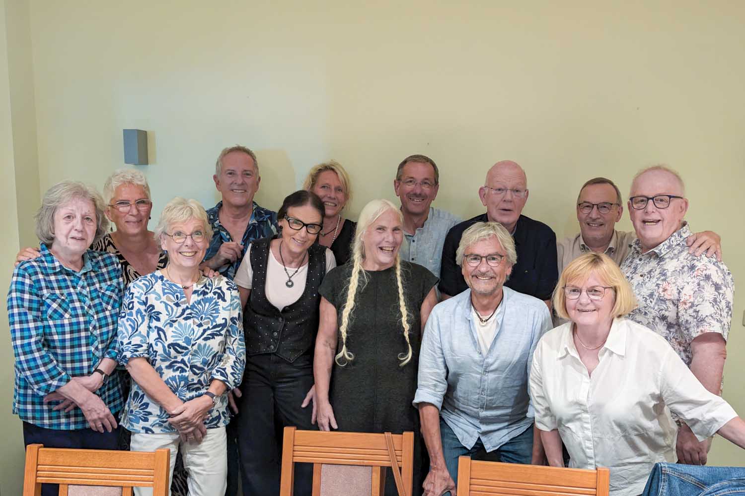 Freuten sich über das Wiedersehen: (von links): Ute Hauk, Sabine Taraska (Weber), Maria Breloer-Overhoff, Thomas Haas, Luise Binias (Havers), Sabine Hesse, Heidrun Wehner (Krüger), MarƟn Kriesten, Heinz Funhoff, Heiner Küsters, Sabine Weber (Lücke), Jörg Jaspert, Thomas Gremme. Foto: privat