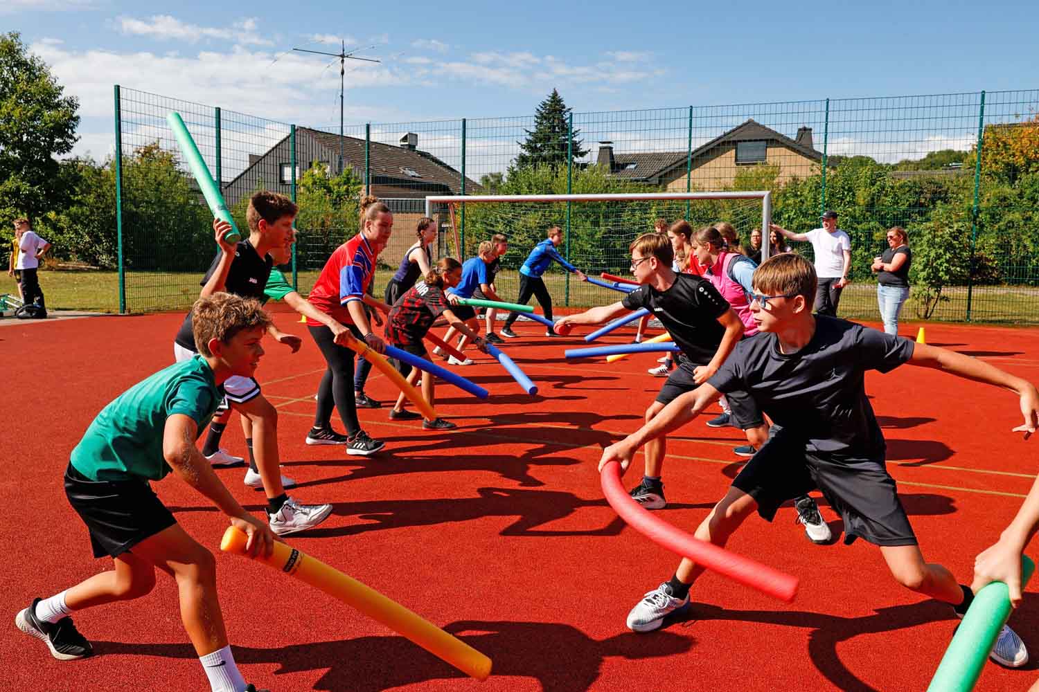 Der „Poolnoodle-Kampf“ war eine von sieben Disziplinen beim GSC-Sportfest. Fotos: Schule