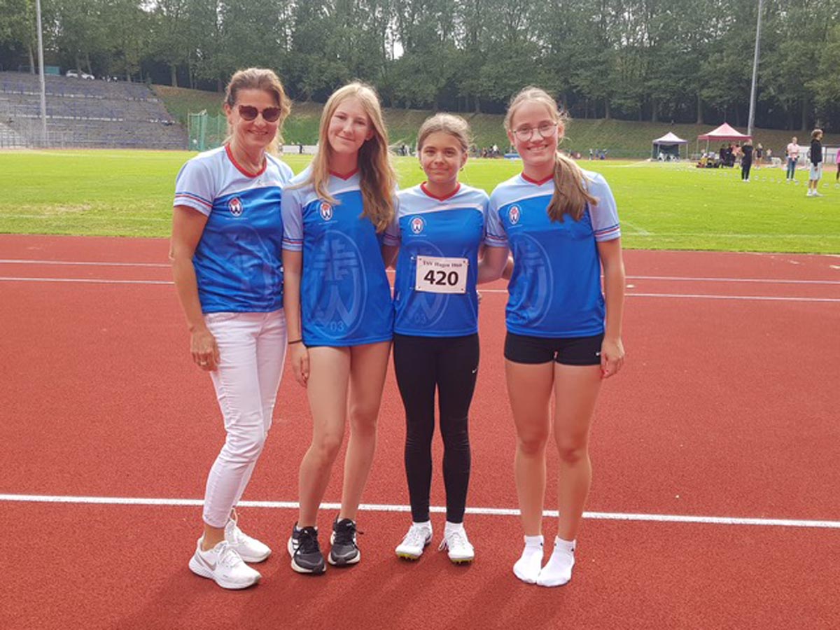 Trainerin Petra Nagel freute sich über die starken Leistungen ihrer Schützlinge (von links): Isabelle Fernholz, Thalia Ribeiro de Sa und Greta Lindenblatt. Foto: Verein