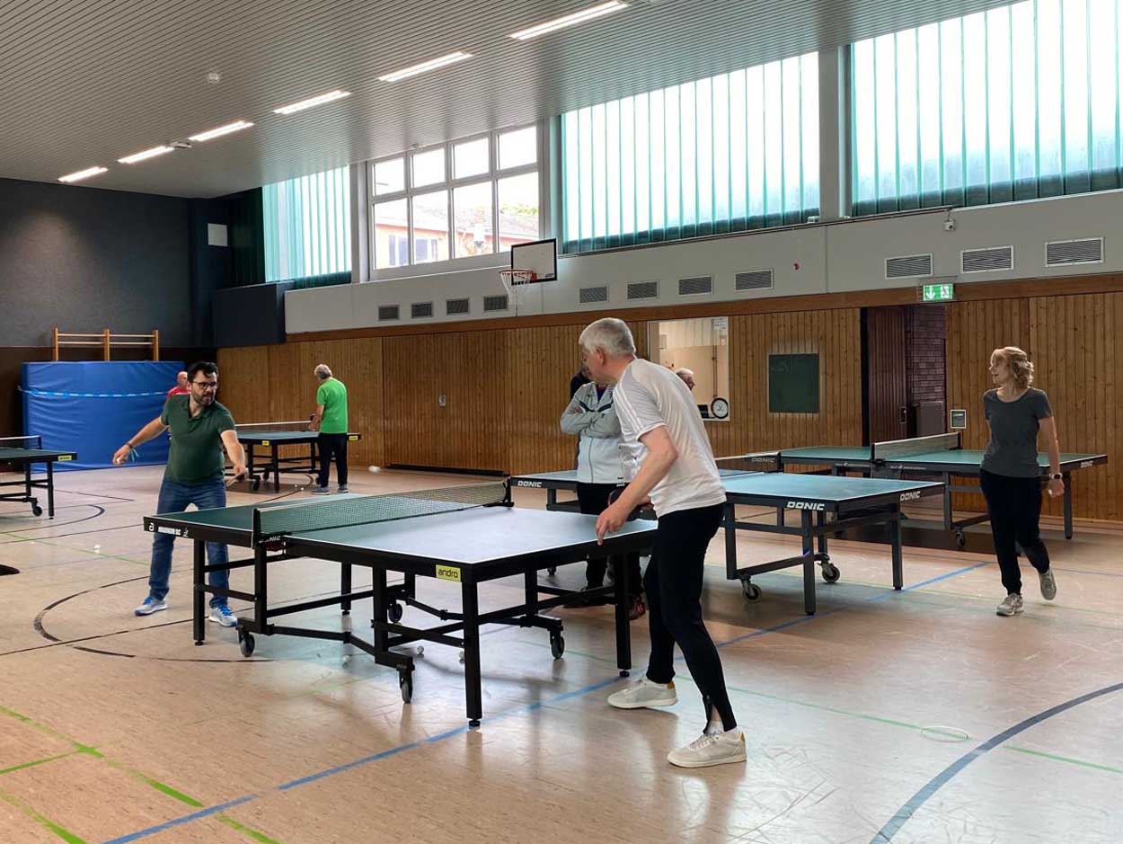 Lars Hübchen und Christoph Dammermann lieferten sich vor der Wahl ein Duell an der Tischtennisplatte. Fotos: Verein