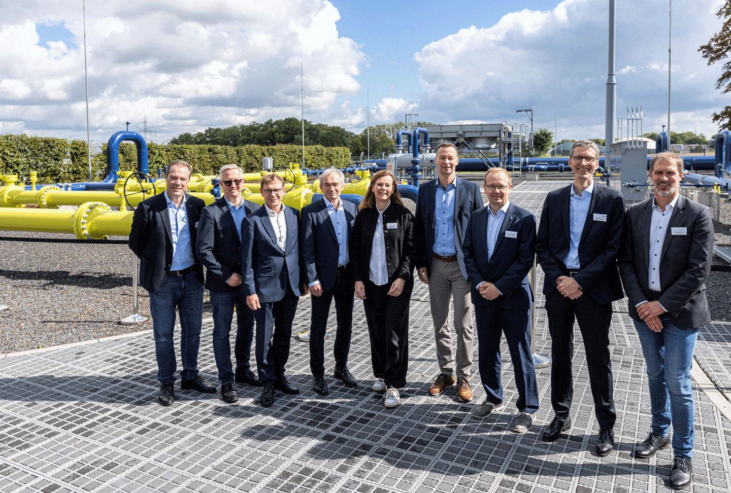 Haben die Trainingsstrecke offiziell eingeweiht: v. l. n. r.: Dr. Ing. Rolf Albus (GWI), Matthias Stiller (Wirtschaftsförderung Werne), Bürgermeister Lothar Christ, Jürgen Hambrecht (Betriebsbereichsleiter OGE), Dr. Katja Sagurna (GWI), Dr. Thomas Hüwener (CEO OGE), Sven Spurmann (MWIKE), Detlef Brüggemeyer (CTO OGE), Dr. Markus Lermen (DVGW). Foto: OGE
