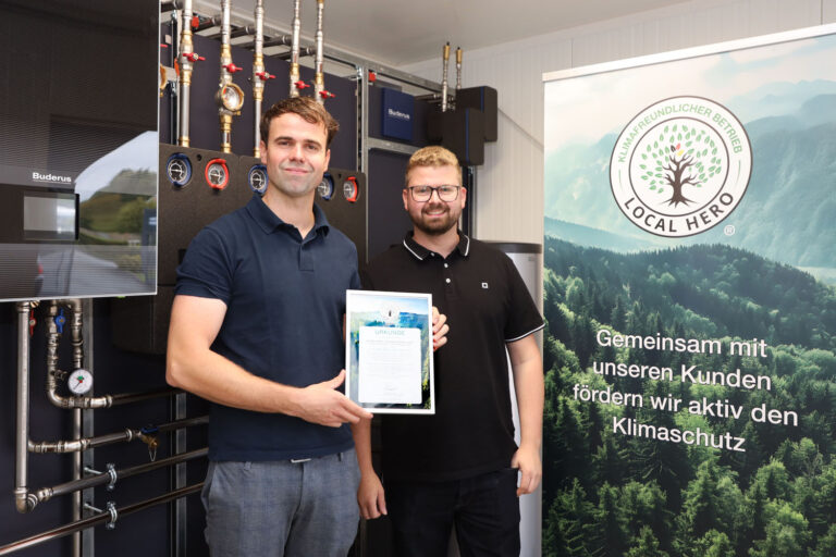 Ein starkes Signal für die Energiewende aus dem Münsterland: Die von der Halben Heizungs- und Sanitär GmbH ist als „Local Hero – Klimafreundlicher Betrieb 2025“ ausgezeichnet worden. Das Familienunternehmen mit Julian und Jannis von der Halben zeigen damit, wie Klimaschutz im Handwerk nicht nur möglich, sondern aktiv vorgelebt werden kann. Foto: Isabel Schütte