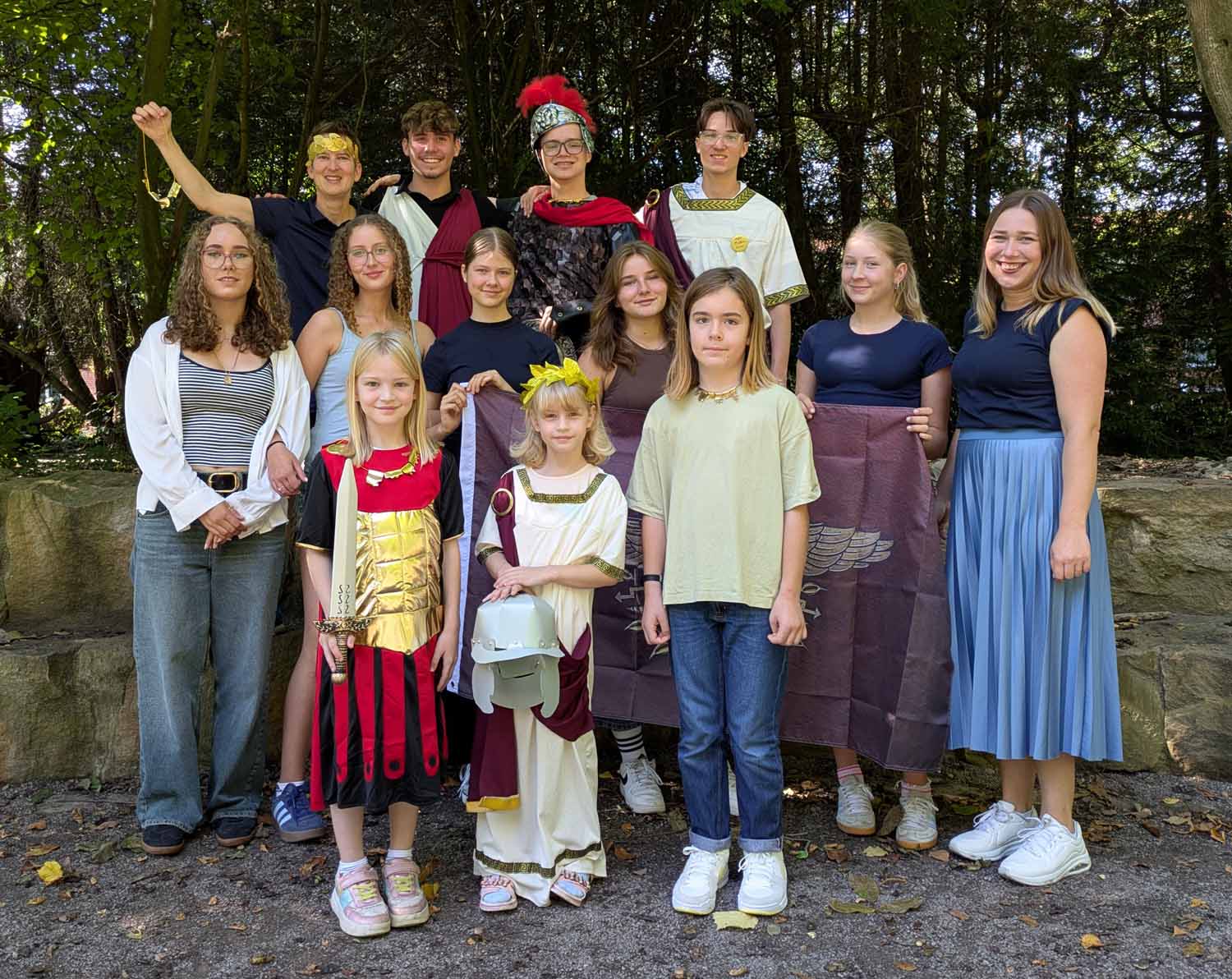Die Kinder konnten sich in römische Kostüme hüllen und in die Rolle von Gladiatoren oder römischen Bürgern schlüpfen, um unvergessliche Erinnerungsfotos zu machen.