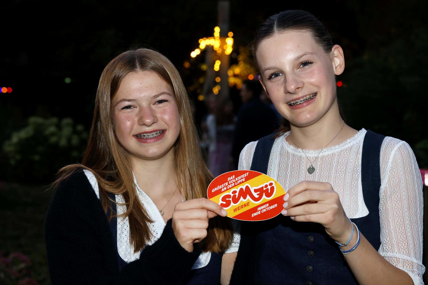 Startklar für Sim-Jü 2025 sind die Schülerinnen Sophie Beckhove und Johanna Altfeld (rechts). Fotos: Volkmer