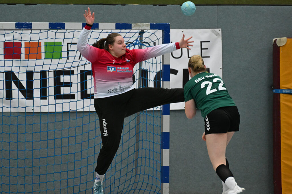 Mit gutem Stellungsspiel und schnellen Reaktionen trugen die TVW-Torfrauen Sophie Böcker (Foto) und Lara-Joyce Kristan zum klaren Erfolg über Roxel bei. Foto: MSW