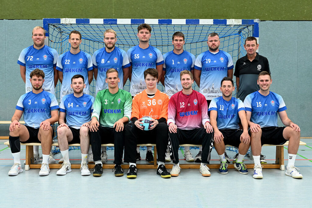 Nach intensiver Vorbereitung steigen die Handballer des TV Werne am Sonntag, 7. September, in die neue Saison ein. Oben v.l.: Tobias Brochtrop, David Leidecker, Dominik Meinke, Noah Junglaß, Tobias Schüttpelz, Jonas Hüttemann, Trainer Wolfgang Meier, sowie unten v.l. Jan-Niklas Berger, Jan Behler, Nils Harhoff, Florian Krause, Martin Wulfert, Tobias Jäger, Thorben Strunck. Auf dem Foto fehlen Georg Klenner, Jan Drees, Lennart Wulfert und Tizian Schneider.  Foto: MSW
