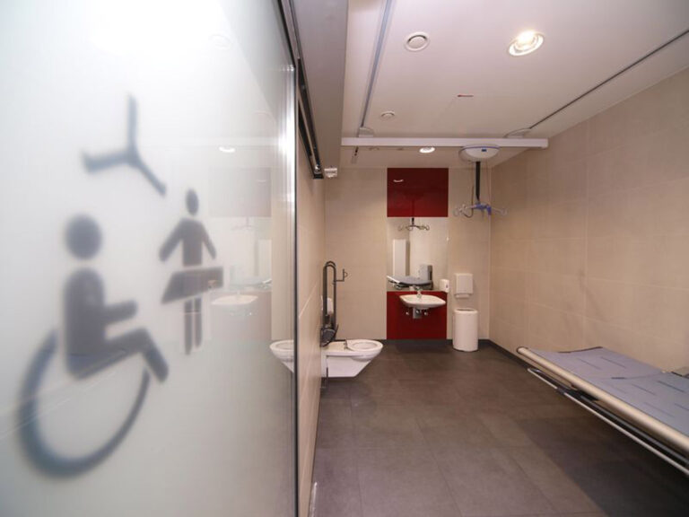 Eine "Toilette für alle" könnte zukünftig in Werne für mehr Teilhabe von Menschen mit körperlichen Einschränkungen bei Veranstaltungen sorgen. Symbolbild: Stiftung Leben pur