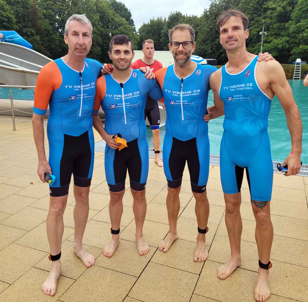 Die 1. Herrenmannschaft der TV-Wasserfreunde hat den Klassenerhalt in der Triathlon-Regionalliga geschafft. Es freuen sich (von links): Ralf Koch, Alexander Schagowsky, Patrick Ziemba und Tolger Arnold. Foto: Verein