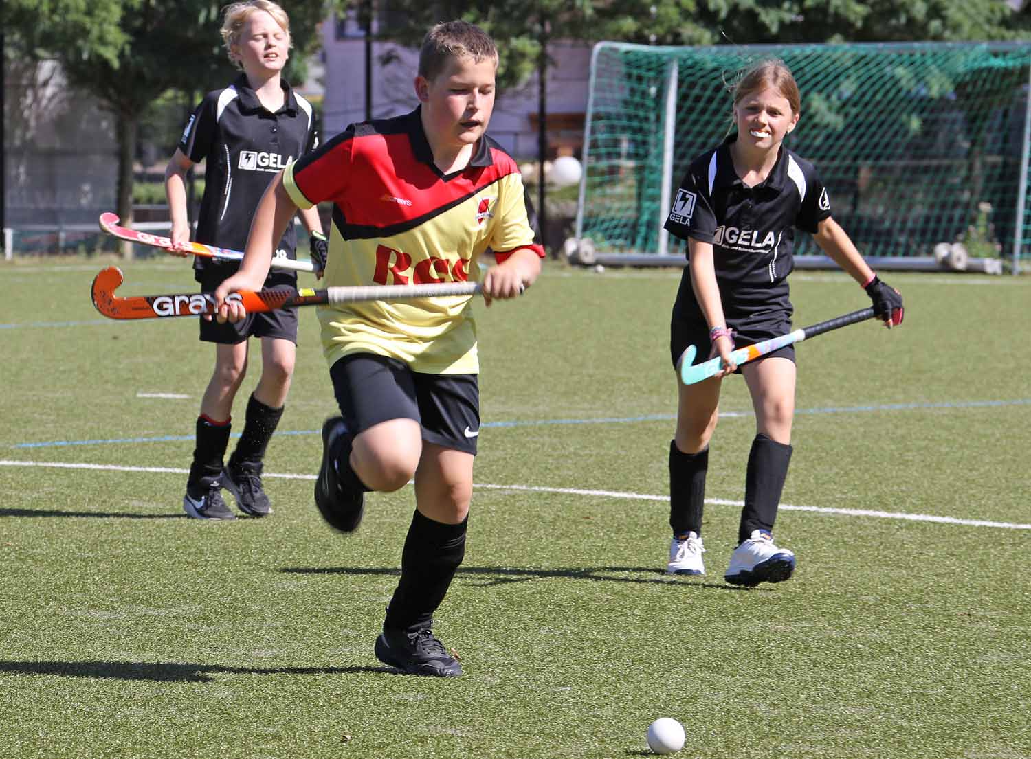Lennart Tomlin und die U12-Jungen von Hockey United Werne haben sich für die Endrunde um die Westfalenmeisterschaft qualifiziert. Fotos: Verein