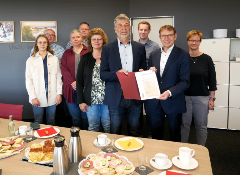 "Herzlichen Dank für Pflichtbewusstsein und Kollegialität", hieß es bei der offiziellen Verabschiedung von Werner Kneip in den Ruhestand. Foto: Gaby Brüggemann