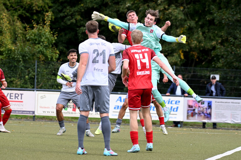 Der Hammer Torwart Janis Mario Kindler fliegt am Ball vorbei, doch sein Fehler bleibt ohne Folgen. Foto: MSW