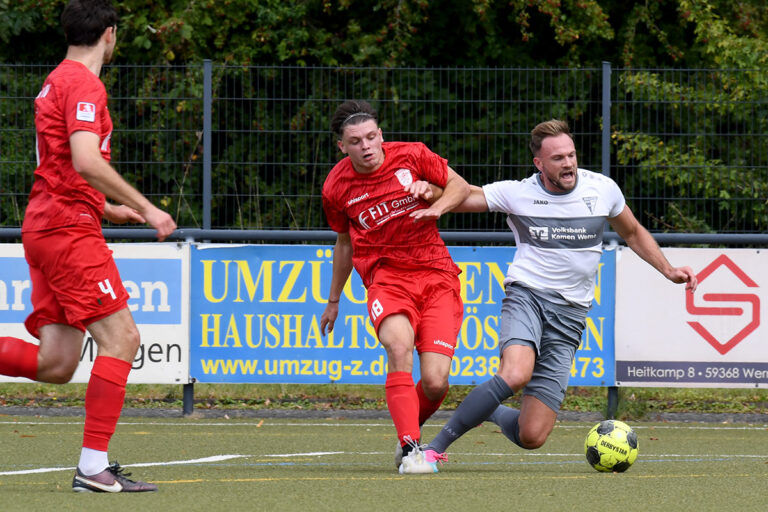 Die Anhänger des WSC forderten einen Foulelfmeter, als Jannik Prinz (r.) nach zehn Minuten im Zweikampf mit Danny Miguel Putzig im Strafraum zu Fall kam. Foto: MSW