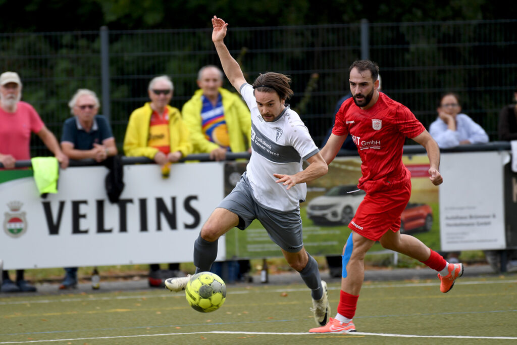 Robin Przybilla (l.) kam in der 65. Minute für Finn Drücker ins Spiel und sorgte in der Nachspielzeit für den Ausgleich. Hier setzt er sich gegen Daniel Mikuljanac durch. Foto: MSW