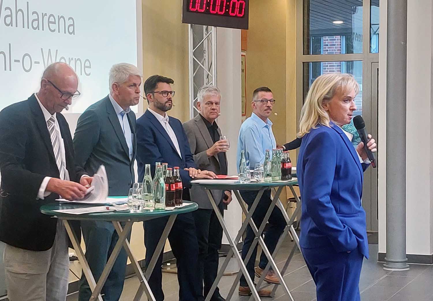 Adelheid Hauschopp-Francke leitete die Diskussionsrunde mit den Bürgermeisterkandidaten (von links) Volker Abdinghoff, Christoph Dammermann, Lars Hübchen, Benedikt Striepens und Marc Sven Ueter ein. Foto: Wagner