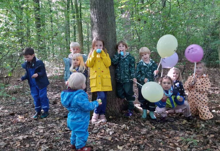 Viele interessante Dinge entdeckten die Kleinen beim Waldspaziergang mit dem Heimatverein. Foto: Verein