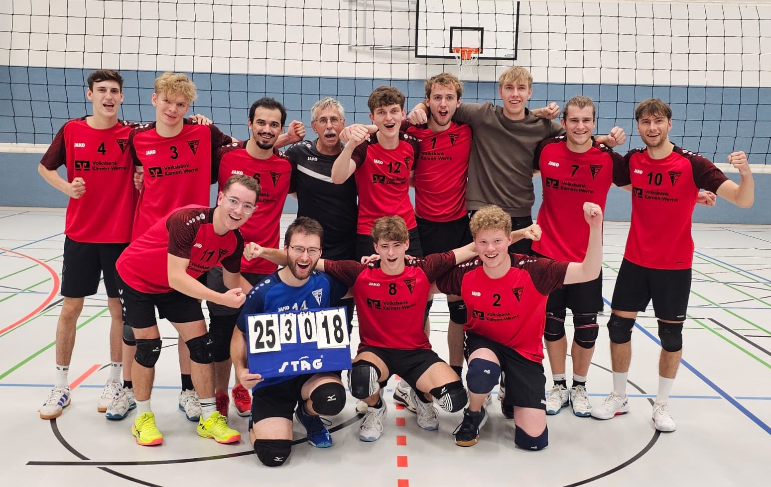 Der Werner SC mit (hinten v.l.): Julien Walter, Felix Kappenberg, Eray Muslu, Bronek Bakiewicz, Justus Krass, Laurin Plenge, Jonathan Dreier, Luca Voigt, Lukas Skerbs und (vorne v.l.) Noah Riedel, Christian Hoppe, Jona Vomhof, Theo Willermann. Auf dem Foto fehlen Paul Volke und Cezar Lacusta. Foto: Kollhoff