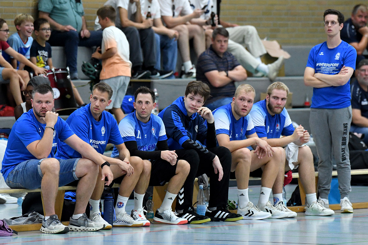 In Abwesenheit von Trainer Wolfgang Meier coachte Handball-Abteilungsleiter Lennart Wulfert (r.) das Team des TV Werne 03. Foto: MSW