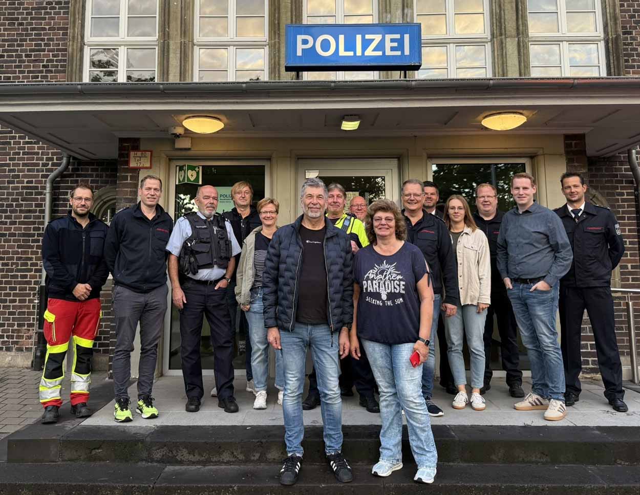 Sichtlich überrascht war Werner Kneip bei seiner Abholung zu seinem letzten Arbeitstag am Freitagmorgen. Erste Station für den scheidenden Leiter des Ordnungsamtes war die Polizeistation. Foto: FFW