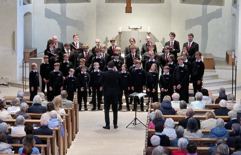 Unter der Leitung von Lukas Baumann spannte der Chor einen musikalischen Bogen, der Jahrhunderte umfasste: von der innigen Renaissance-Polyphonie eines Thomas Tallis über die romantische Tiefe von Felix Mendelssohn Bartholdy bis hin zu den leuchtenden Klangfarben der Moderne bei Randall Stroope oder Knut Nystedt.