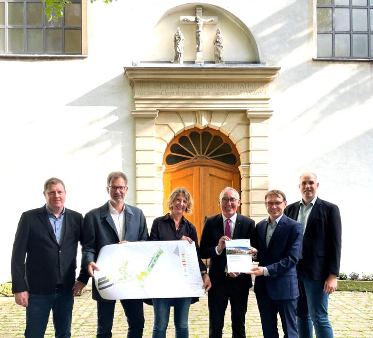 Förderbescheid über 950.00 Euro iübergeben. Von links: Jens Lohmann (Städtebauförderung, BRA); Dezernent Ralf Bülte, Petra Göbel, (Abteilungsleiterin Bauordnung und Denkmalpflege, beide Stadt Werne), RP Heinrich Böckelühr, Bürgermeister Lothar Christ, Tobias Gehrke: (KBW Leitung). Foto: Stadt Werne