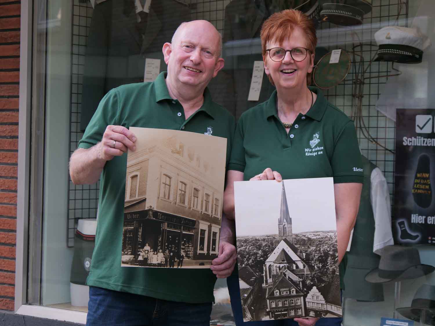 Früher und heute: Mit Archivfotos aus dem Familienbesitz verdeutlichen Michael und Ingrid Peters eine fast 140 Jahre währende Geschäftstradition. Foto: Anke Schwarze