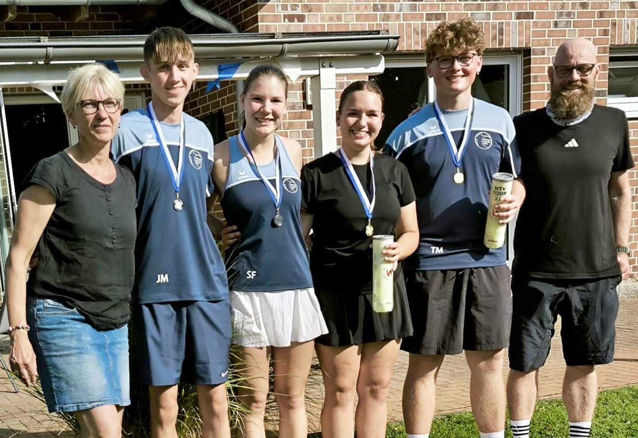 Jan Markhoff, Sophia Frombach, Johanna Buderath und Till Müller (v.l) hießen die Finalisten in der U18-Konkurrenz. Die Vorsitzende Ursula Warnecke (l.) und Jugendwart Tobias Mürmann überreichten die Medaillen. Fotos: Verein