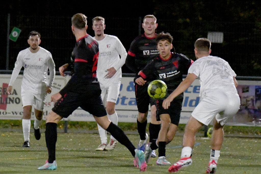 Kaum ein Durchkommen gab es für die Werner Offensivspieler Jannik Prinz, Finn Drücker und Mirac Sahin gegen kampfstarke Gäste aus Bockum-Hövel.  Foto: MSW