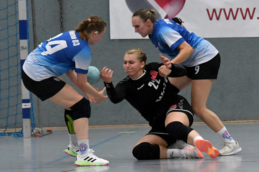 Mit vereinten Kräften erobern Jana Schindelbauer (l.) und Sonja Plotek den Ball.  Foto: MSW