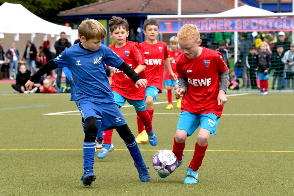 Im Endspiel standen sich die Teams des SV Herbern (blaue Trikots) und des Werner SC gegenüber. Foto: MSW