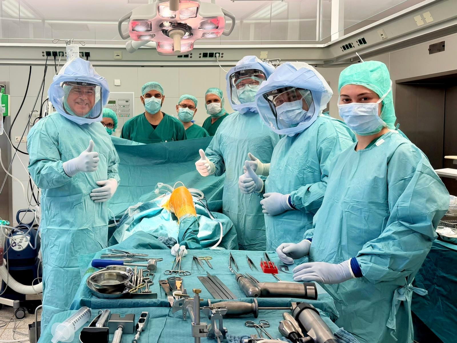 Mit dem Einsetzen der 1000. Prothese am Krankenhaus St. Christophorus Werne in diesem Jahr hat das Team um Dr. med. Josef Kubitschek, Chefarzt der Klinik und Leiter des Endoprothetikzentrums, einen Meilenstein erreicht. Foto: Kath. St. Paulus Gesellschaft