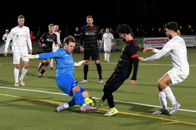WSC-Stürmer Moataz Barakat Omar hatte sich gegen Alexander Guthoff (r.) durchgesetzt, scheitert aber am Bockum-Höveler Torhüter Tobias Krakor. Foto: MSW