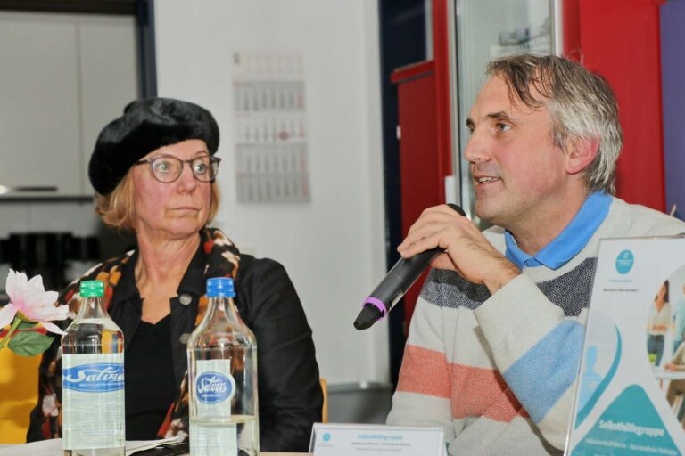 Alexander Meese (rechts) und Pia Gunnemann (links) stellen die finanziellen und personellen Kürzungen eine Erschwernis der Arbeit mit beeinträchtigten Menschen dar. Fotos: Steinmüller
