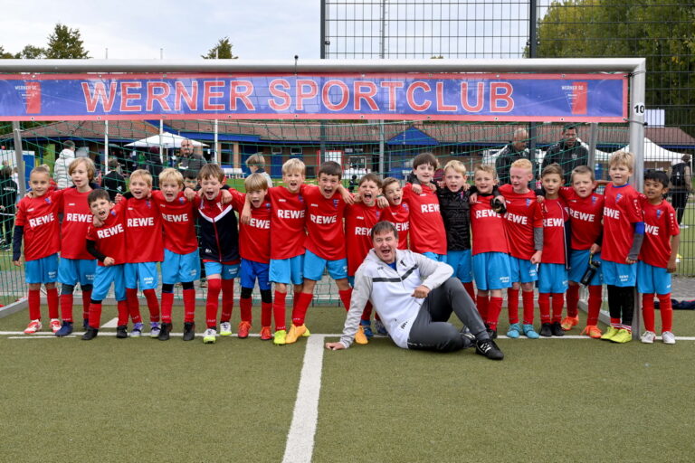 So sehen Sieger aus: Die Mannschaft des Werner SC mit Trainer Matthias Leinweber freut sich über den Erfolg. Foto: MSW