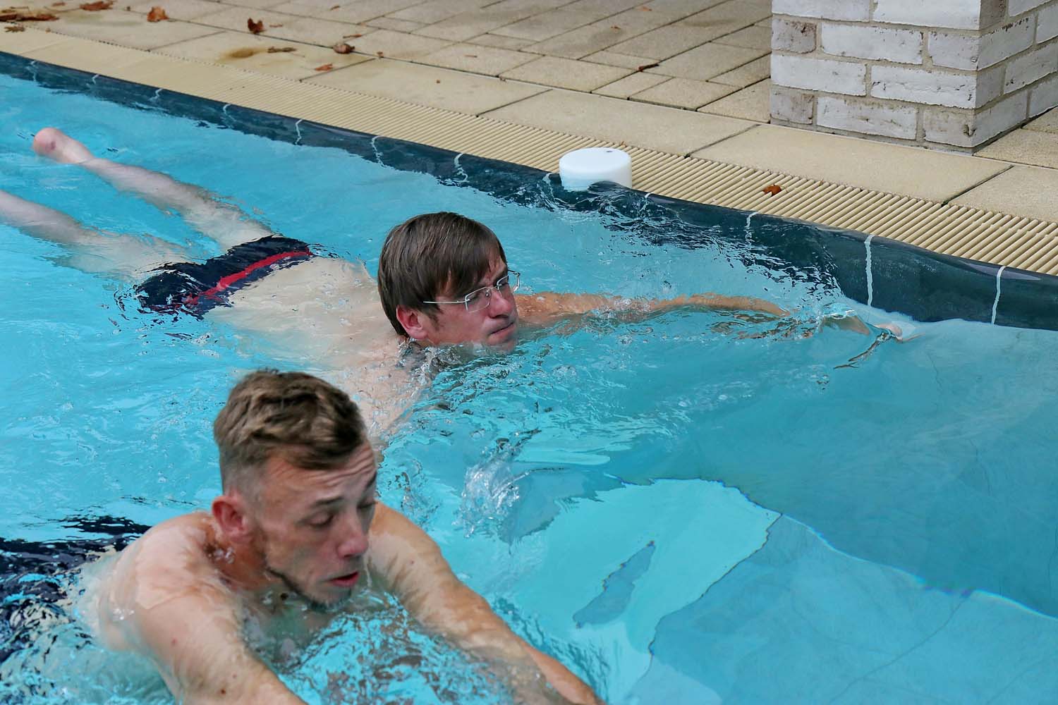 Gemeinsam mit seinem Begleiter Sascha Koreck (links) genoss Marius Gellert (rechts) das Schwimmen in der sechsprozentigen Sole. Foto: Steinmüller