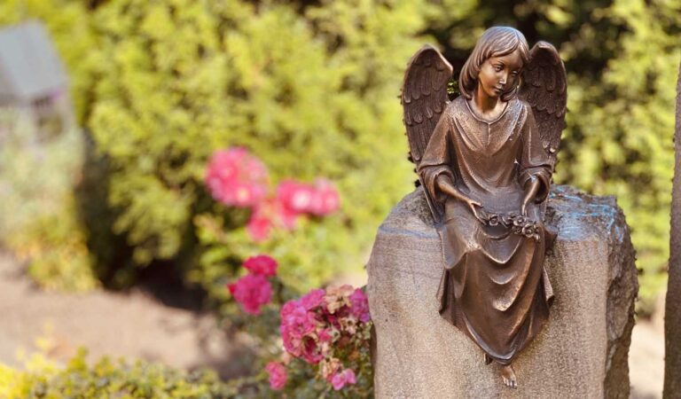 Auf dem Pilgergang über den Friedhof erfahren die Teilnehmenden mehr über die Bedeutung von Friedhöfen und den Wandel der Bestattungs- und Friedhofs Kultur. Foto: Kranemann