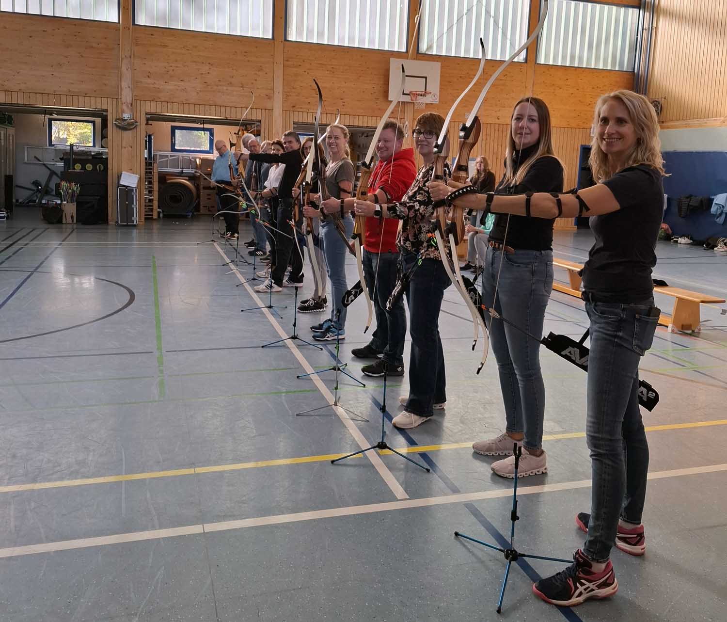 20251018_153904 Die Sportabzeichenprüfer/innen versuchten sich beim Bogenschießen in Stockum. Foto: SSV