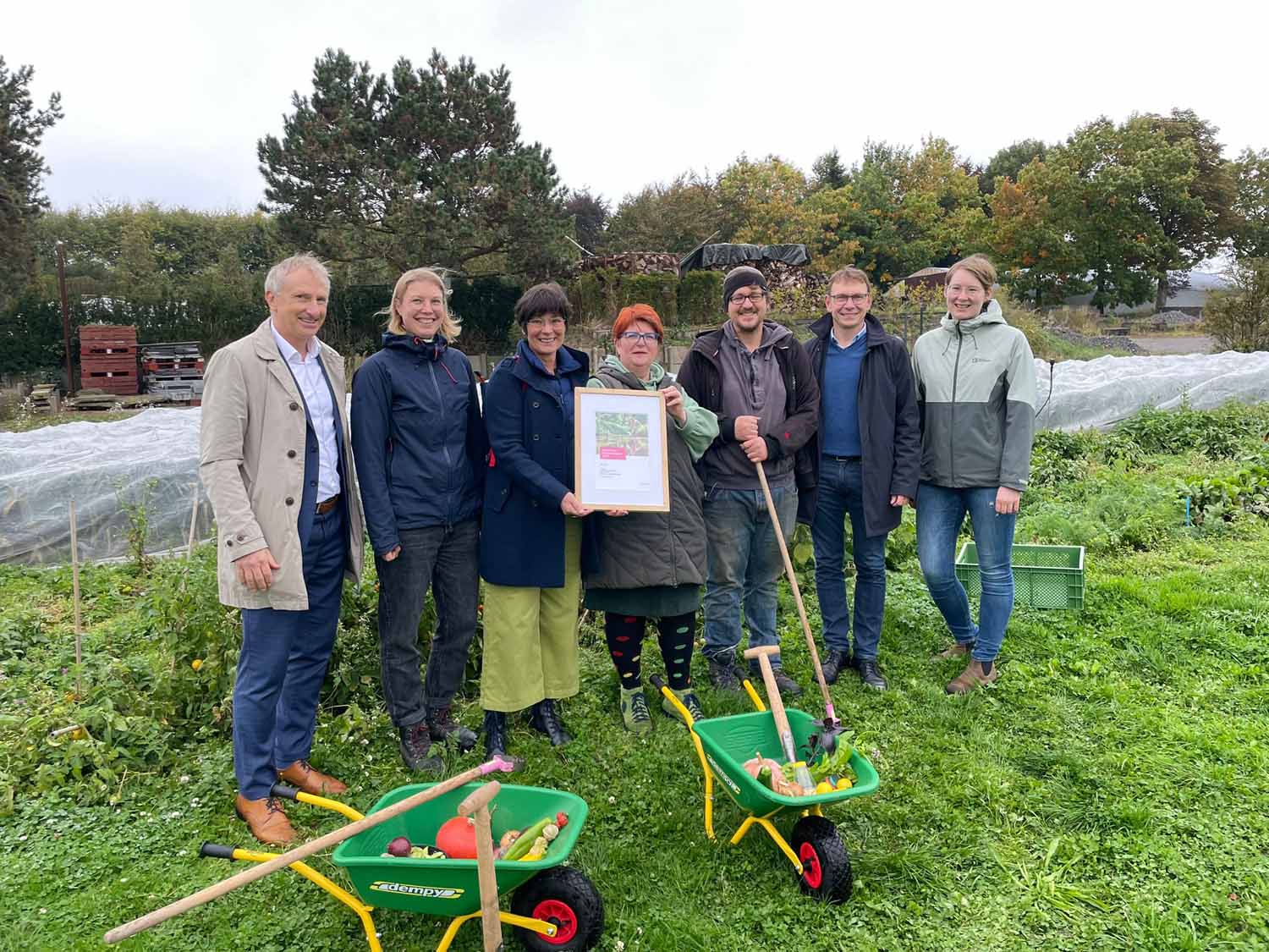 Dirk Wißel, Westenergie-Kommunalmanager, Ann-Christin Verholen von der Solidarischen Landwirtschaft Werne (SoLaWi), Monika Wesberg, Marga Winkelmann beide von der Familienbildungsstätte Werne, Florian Heppner von der SoLaWi, Bürgermeister Lothar Christ und Klimaschutzmanagerin Louisa Rose (v.l.) freuen sich über das herausragende Engagement der Preisträgerinnen und Preisträger in Sachen Klimaschutz. Foto: Wirtschaftsförderung Werne / Tobias Gehrke