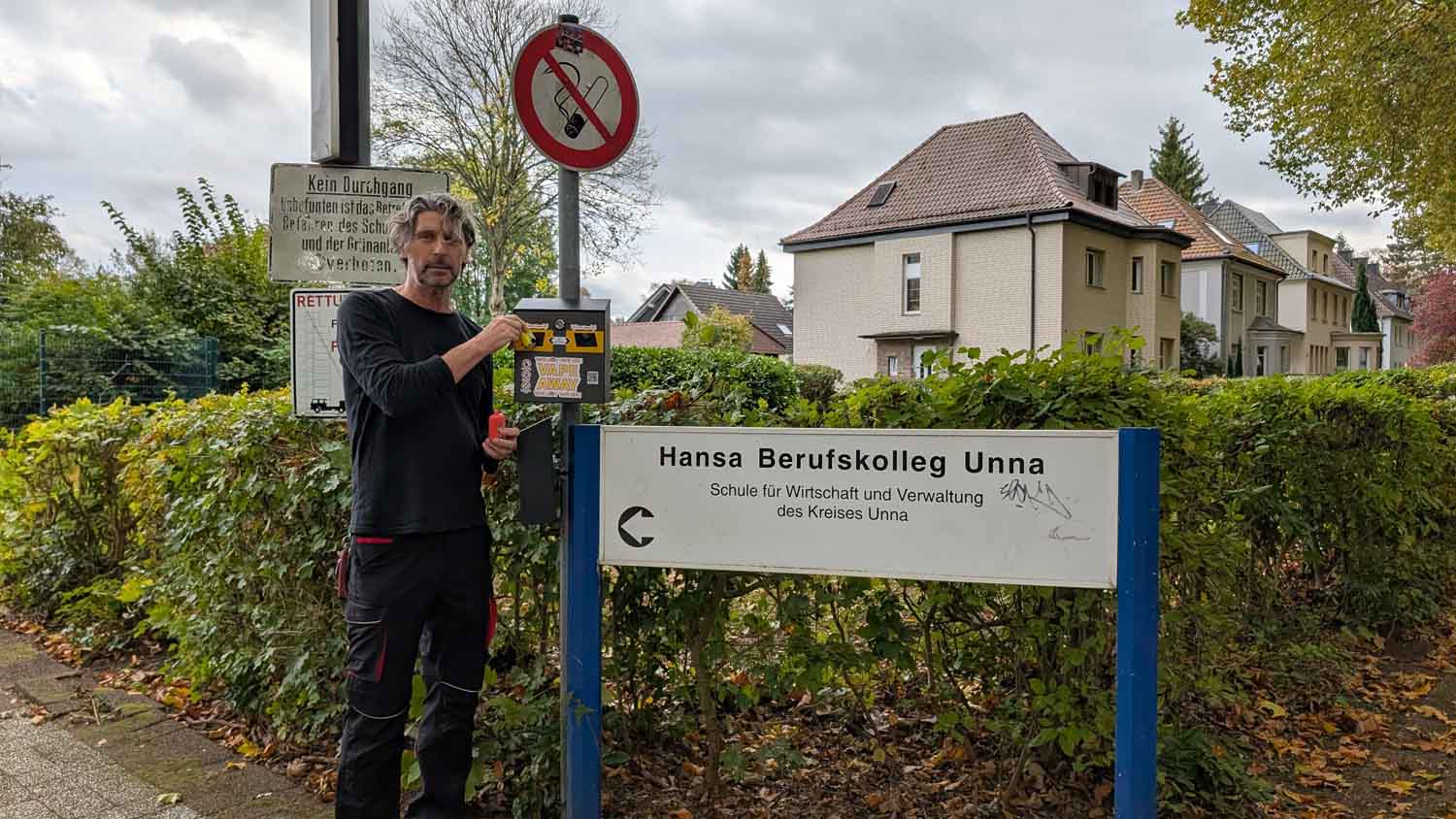 Georg Fabricius, Hausmeister am Hansa Berufskolleg, findet regelmäßig falsch entsorgte Vapes. Jetzt können sie endlich richtig im Sammelbehälter der Initiative 