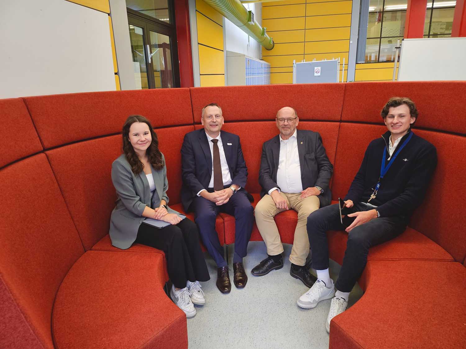 Tauschten sich aus (von links): AFG-Schülerin Klara Handwerker, Schulleiter Marcel Damberg, Rainer Schmeltzer und Schüler Kalle Kroes. Fotos: AFG