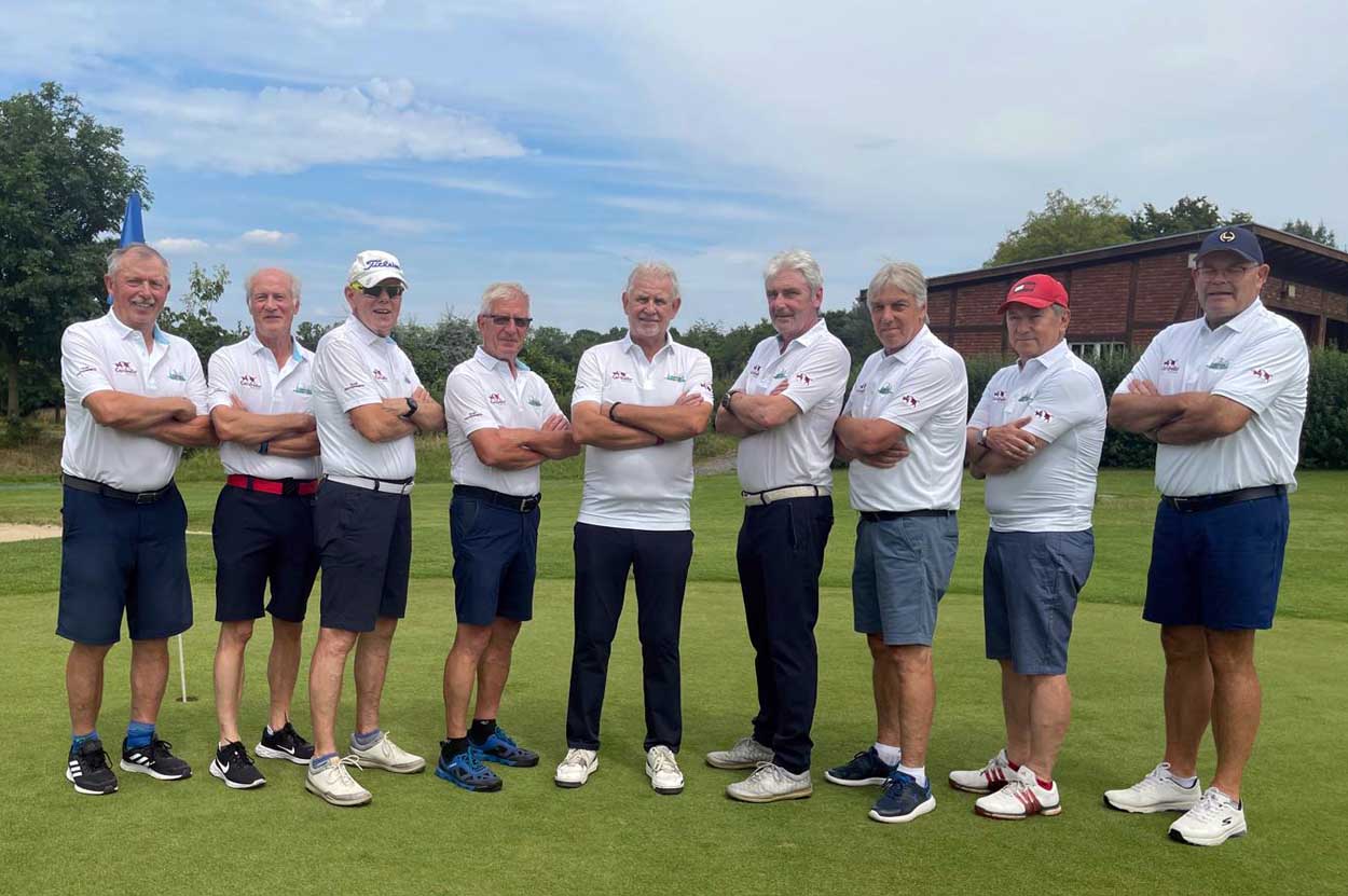 Die erfolgreiche Mannschaft des Golfclubs Westerwinkel mit (von links) Peter Kaczor, Wolfgang, Frontzek, Axel Heuser, Heinz Springer, Peter Münsterkötter, Norbert Tschöpe (nicht eingesetzt), Bodo Schiller-Strothteicher, Dr. Armin Schulz, Achim Striewisch. Foto: privat