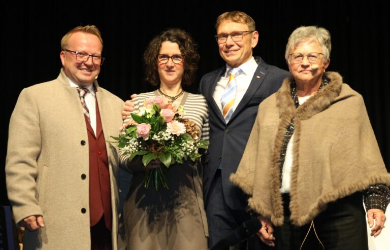 Lothar Christ und Ehefrau Bianca waren sichtlich gerührt von den Schilderungen der stellvertretenden Bürgermeister Marita Funhoff und Jörg Weber. Nach 16 Jahren wurde der Verwaltungschef in einem würdigen Rahmen offiziell verabschiedet. Fotos: Volkmer