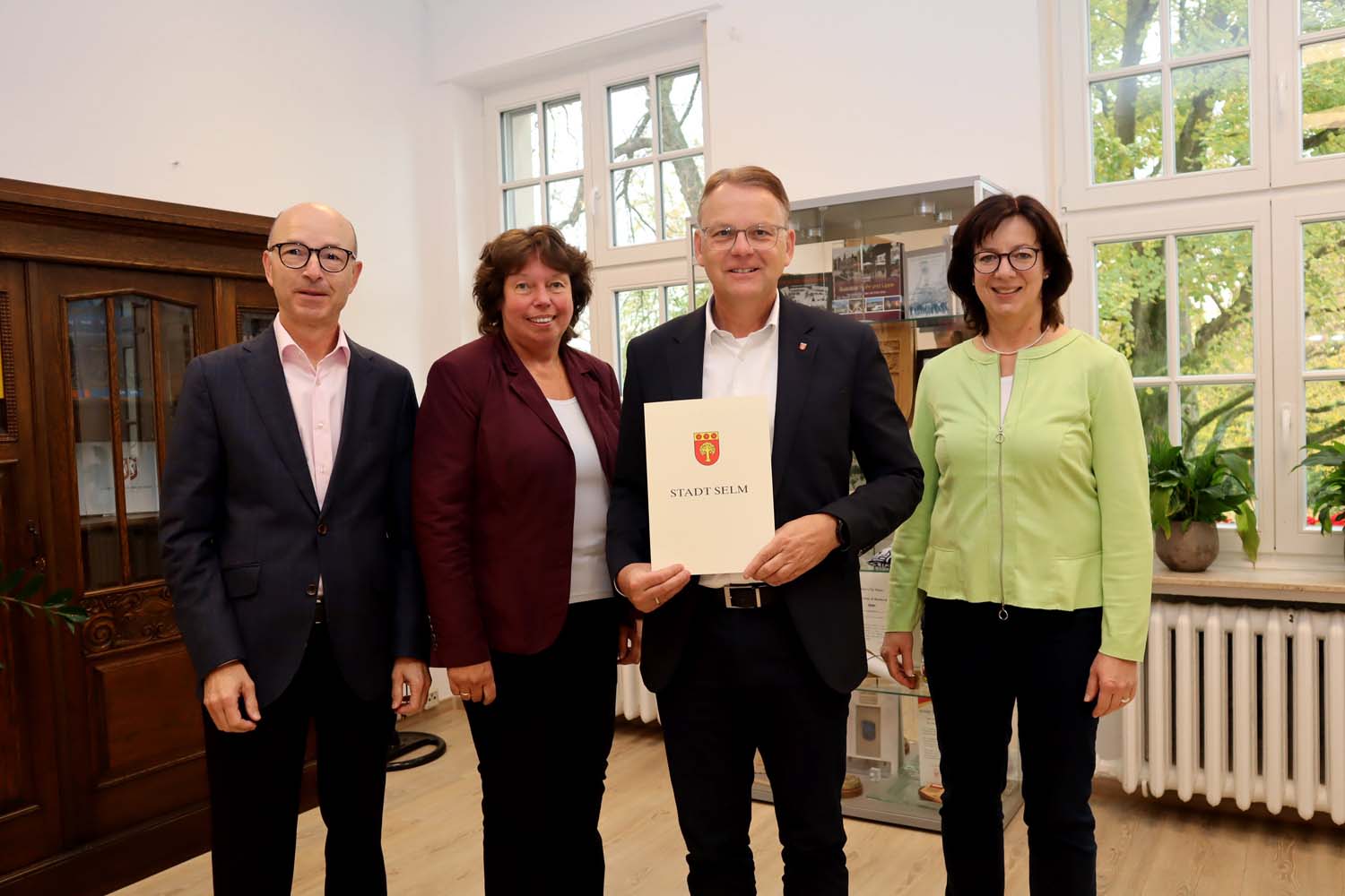 Der scheidende Bürgermeister Thomas Orlowski wurde vom Verwaltungsvorstand verabschiedet. Thomas Wirth (v.l.), Sylvia Engemann und Jutta Röttger wünschten alles Gute. Foto: Stadt Selm