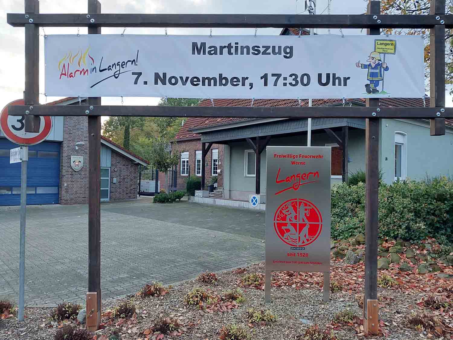 Banner_Martinszug_2025 Vor dem Gerätehaus der Feuerwehr in Langern weist ein Banner auf den Martinszug hin. Foto: FFW