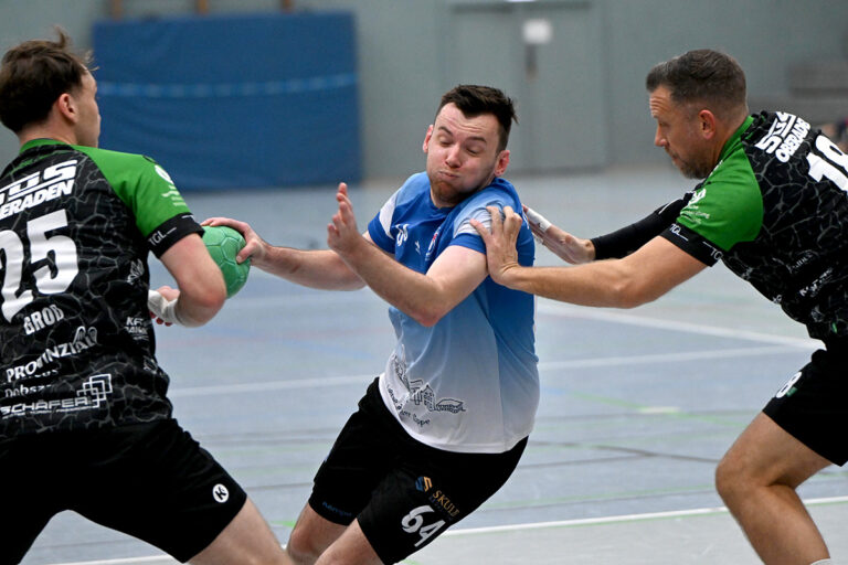 Augen zu und durch: Jan Behler kann sich hier gegen Marlon Groß und Marcel Junge durchsetzen. Foto: MSW