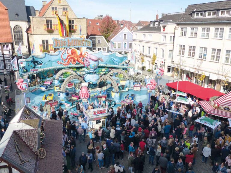 Das "Big Monster" ersetzt während der Sim-Jü 2025 den Nordic Tower auf dem Marktplatz. Archivfoto: Sim-Jü-Verlag