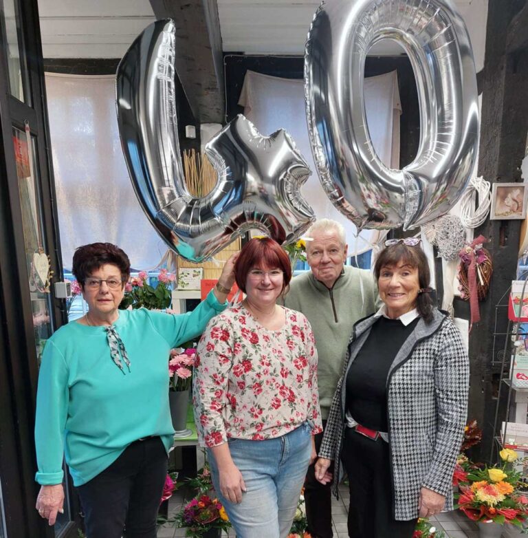 Gisela Rennhack (links) und ihr Team feiern den runden Geburtstag von "Blumen Jasmin" beim verkaufsoffenen Sonntag am 26. Oktober 2025. Foto: Wagner