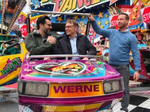 Die Gondel wird von Lars Hübchen und Lothar Christ unter Leitung von Inhaber Thomas Grass bei einer Testfahrt auf Herz und Nieren geprüft. Fotos: Johanna Glowacki