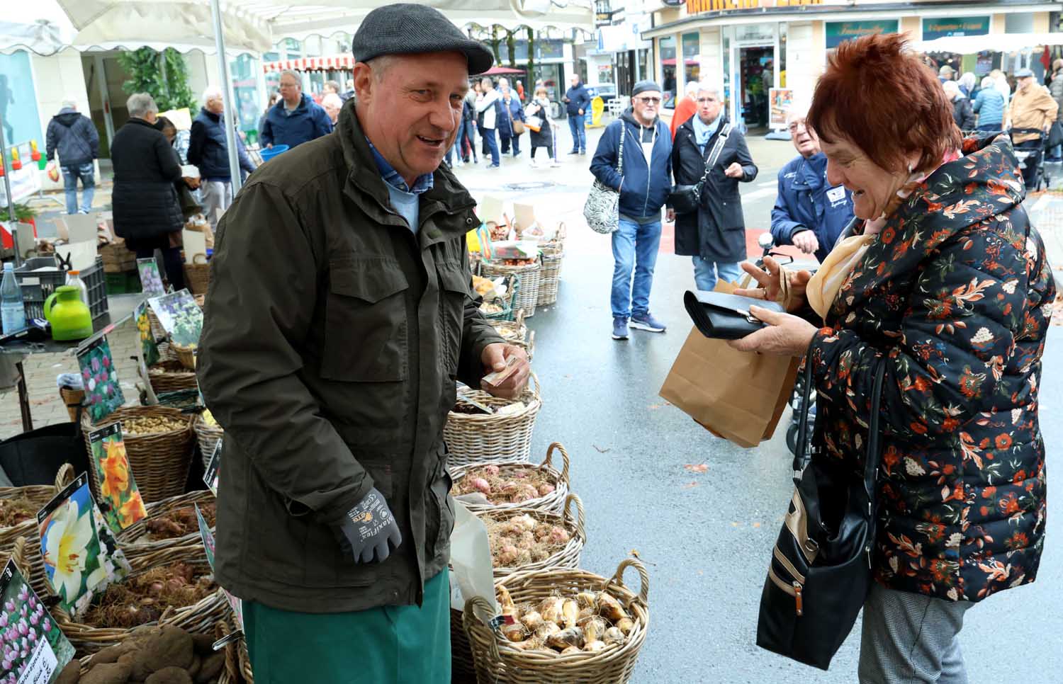 Bumen 1 Beim Krammarkt ist Markus Kalendkiewicz mit seinen Blumenzwiebeln seit vielen Jahren eine feste Anlaufstelle für alle, die im Jahr darauf einen bunt-blühenden Garten haben möchten. Fotos: Volkmer
