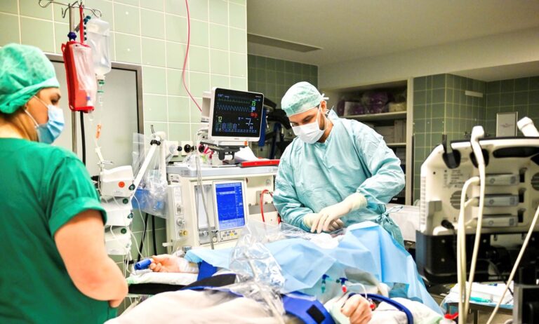 Fragen rund um die Narkose beantwortet Dr. med. Mario Wachowiak, Chefarzt der Klinik für Anästhesiologie, Intensivmedizin und Schmerzmedizin am St. Christophorus Krankenhaus Werne, im Patientenseminar. Foto: privat